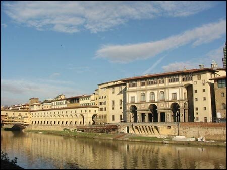 River Arno and Uffizi Gallery